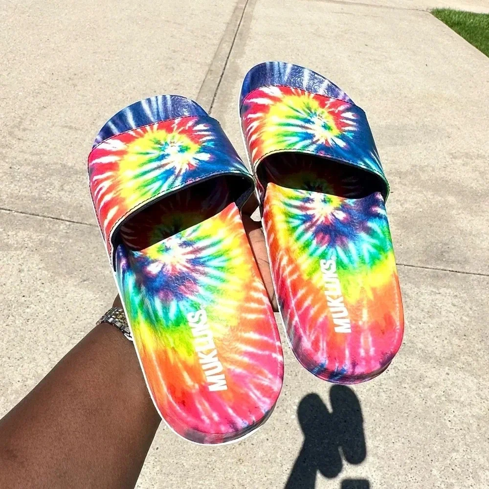 Muk Luks Unisex Pool Limbo Slide Rainbow Tie Dye‎
